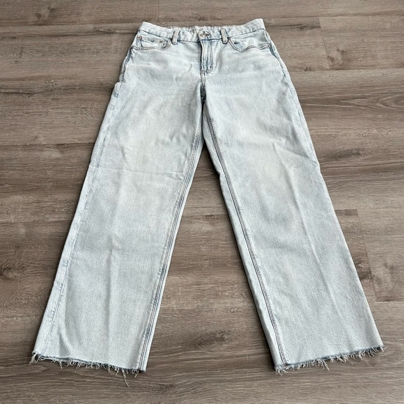 American Eagle Outfitters Denim - American Eagle light wash raw hem wide legged curvy stovepipe jeans size 6